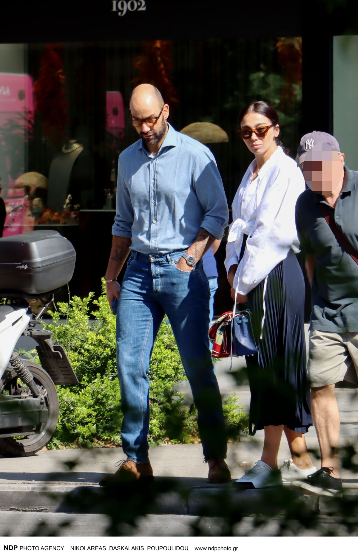 Ο Βασίλης Σπανούλης και η Ολυμπία Χοψονίδου στο κέντρο της Αθήνας.