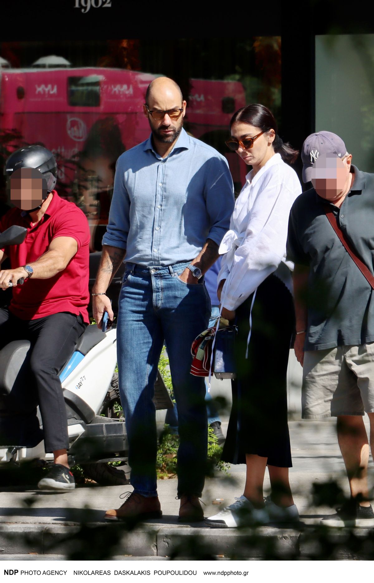 Ο Βασίλης Σπανούλης και η Ολυμπία Χοψονίδου στο κέντρο της Αθήνας.