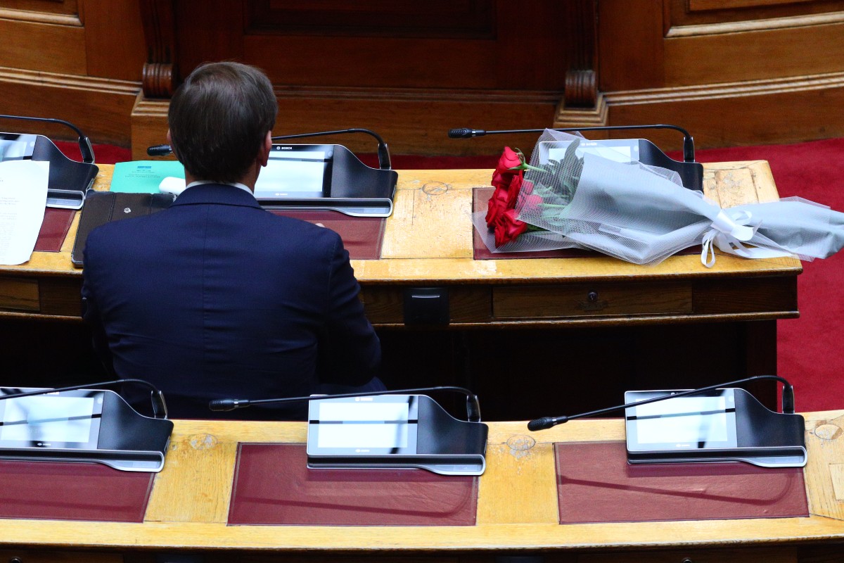 Τα λουλούδια στις έδρες της Βουλής προς τιμήν της Βάσως Παπανδρέου