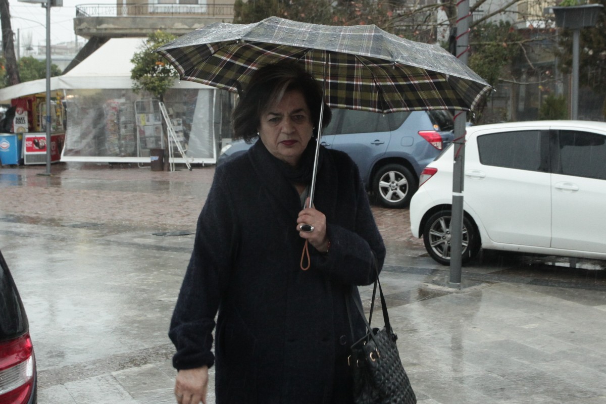 Η Βάσω Παπανδρέου με την ομπρέλα στο χέρι