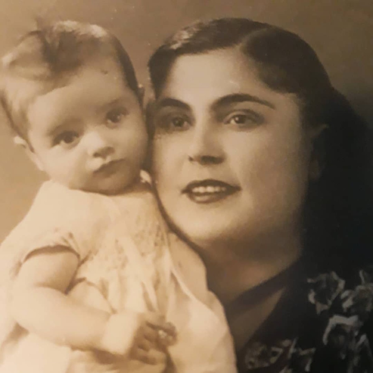 Η Βέρα Κρούσκα στην αγκαλιά της μαμάς της, μικρή