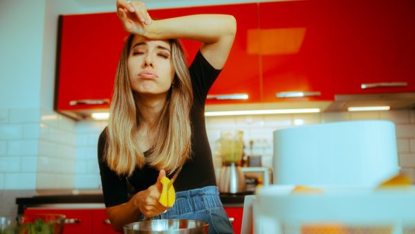 γυναίκα στην κουζίνα μαγειρεύει στο air fryer