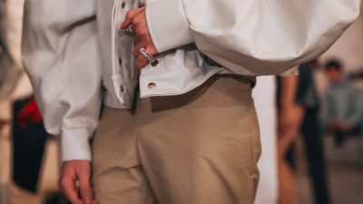 γυναίκα με σακάκι μπεζ στο street style