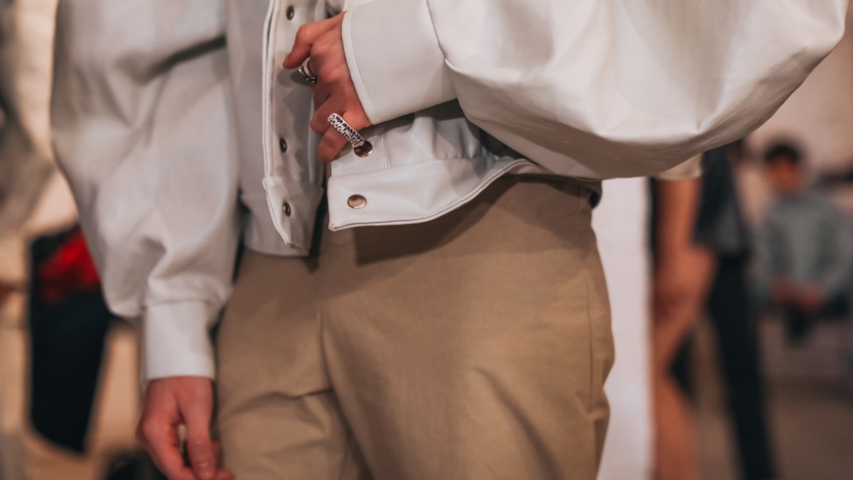 γυναίκα με σακάκι μπεζ στο street style