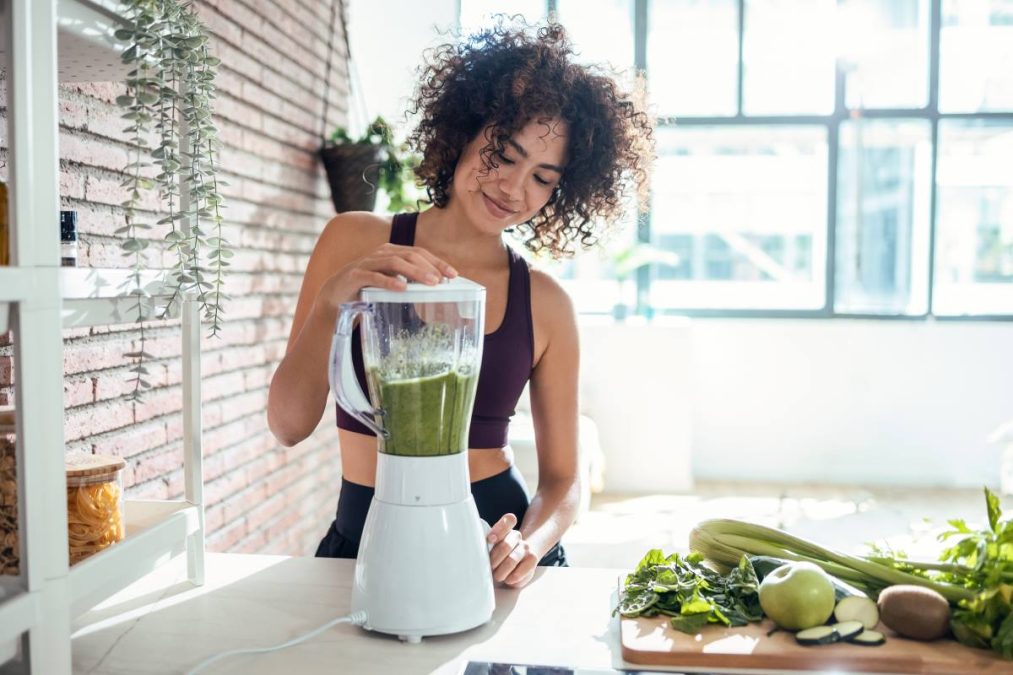 γυναίκα φτιάχνει χυμό για τη μείωση του λίπους στην κοιλιά