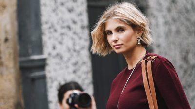 γυναίκα με μπορντό πουλόβερ