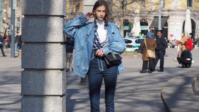 Κοπέλα φοράει τάσεις στα τζιν σε total look