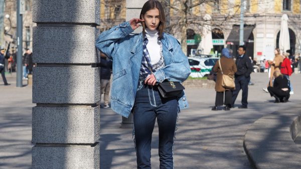 Κοπέλα φοράει τάσεις στα τζιν σε total look