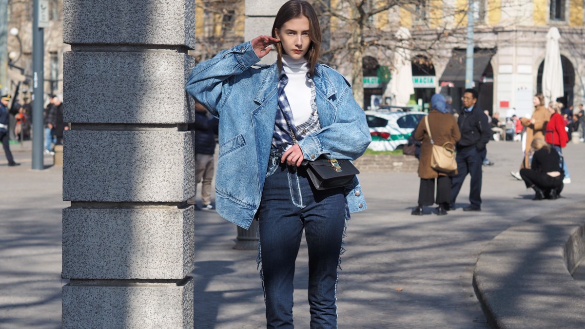 Κοπέλα φοράει τάσεις στα τζιν σε total look