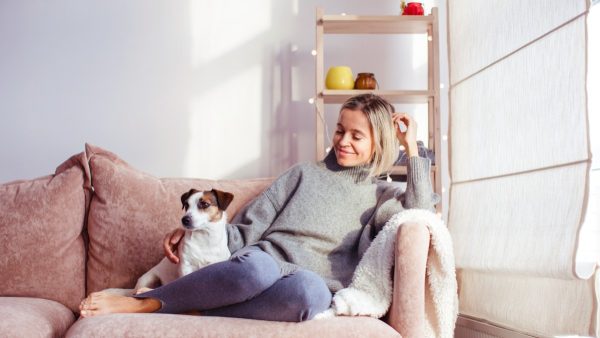 γυναίκα με σκύλο σε καναπέ hygge στυλ ΙΚΕΑ