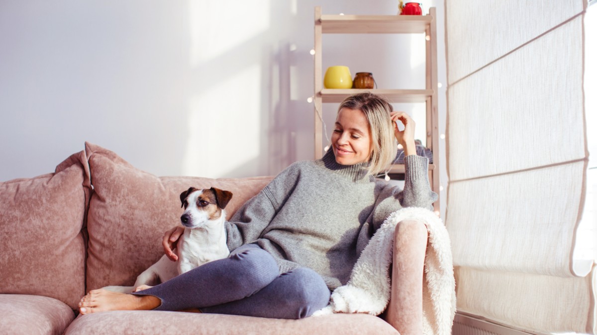 γυναίκα με σκύλο σε καναπέ hygge στυλ ΙΚΕΑ