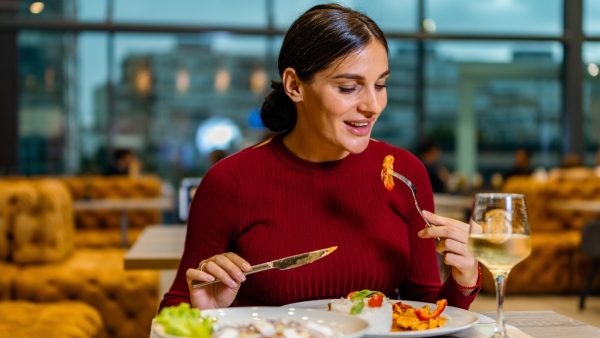 γυναίκα τρώει σε εστιατόριο