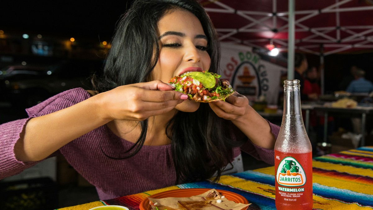 γυναίκα τρώει tacos