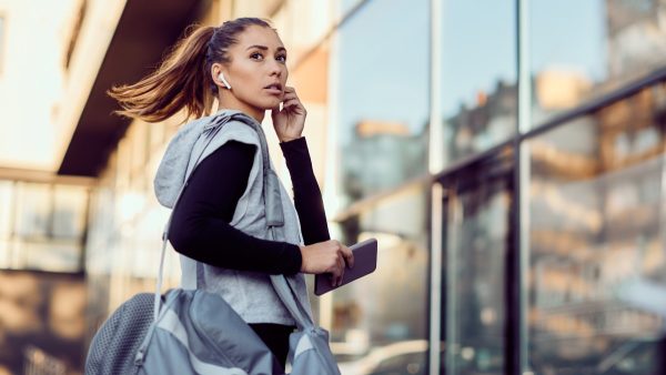 γυναίκα πάει γυμναστήριο