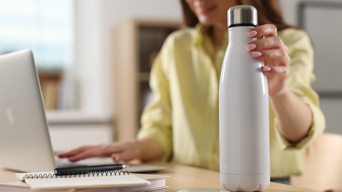 Γυναίκα κρατάει θερμός