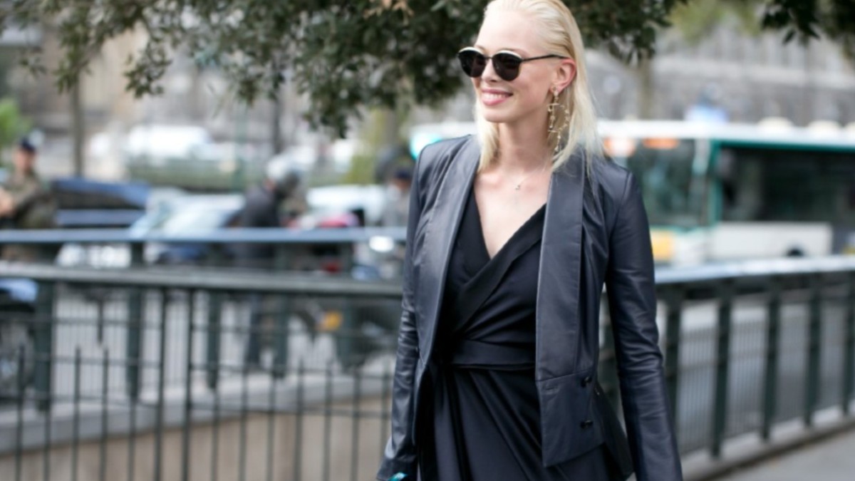 γυναίκα με δερμάτινο σακάκι στο street style
