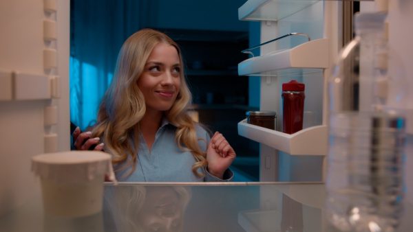 Γυναίκα μπροστά από ανοιχτό ψυγείο