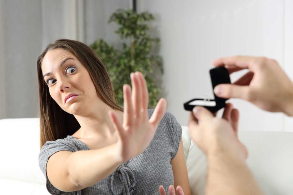 γυναίκα αρνείται δαχτυλίδι αρραβώνα