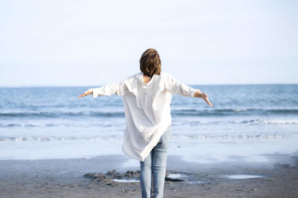 γυναίκα μπροστά στη θάλασσα