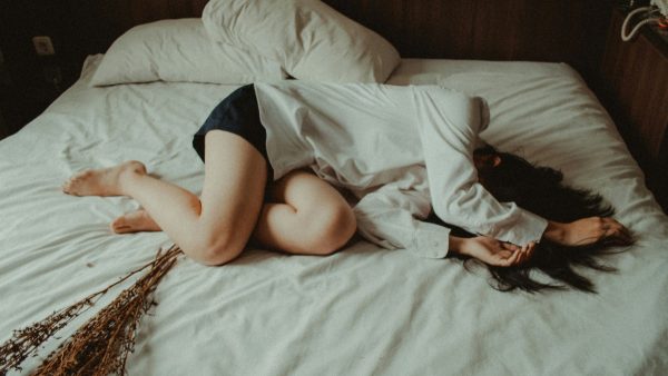 γυναίκα κάνει κακό ύπνο το βράδυ