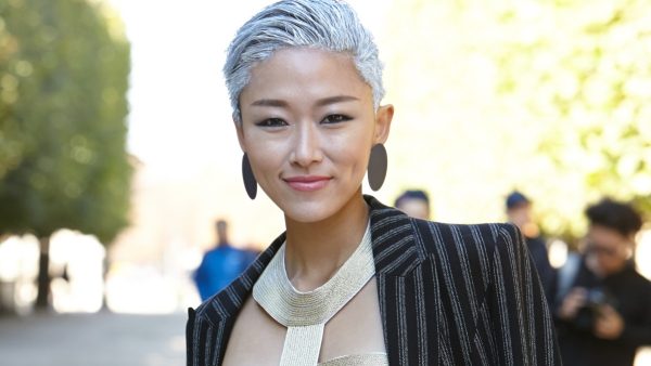 50άρες με μεγάλα σκουλαρίκια και κοστούμι