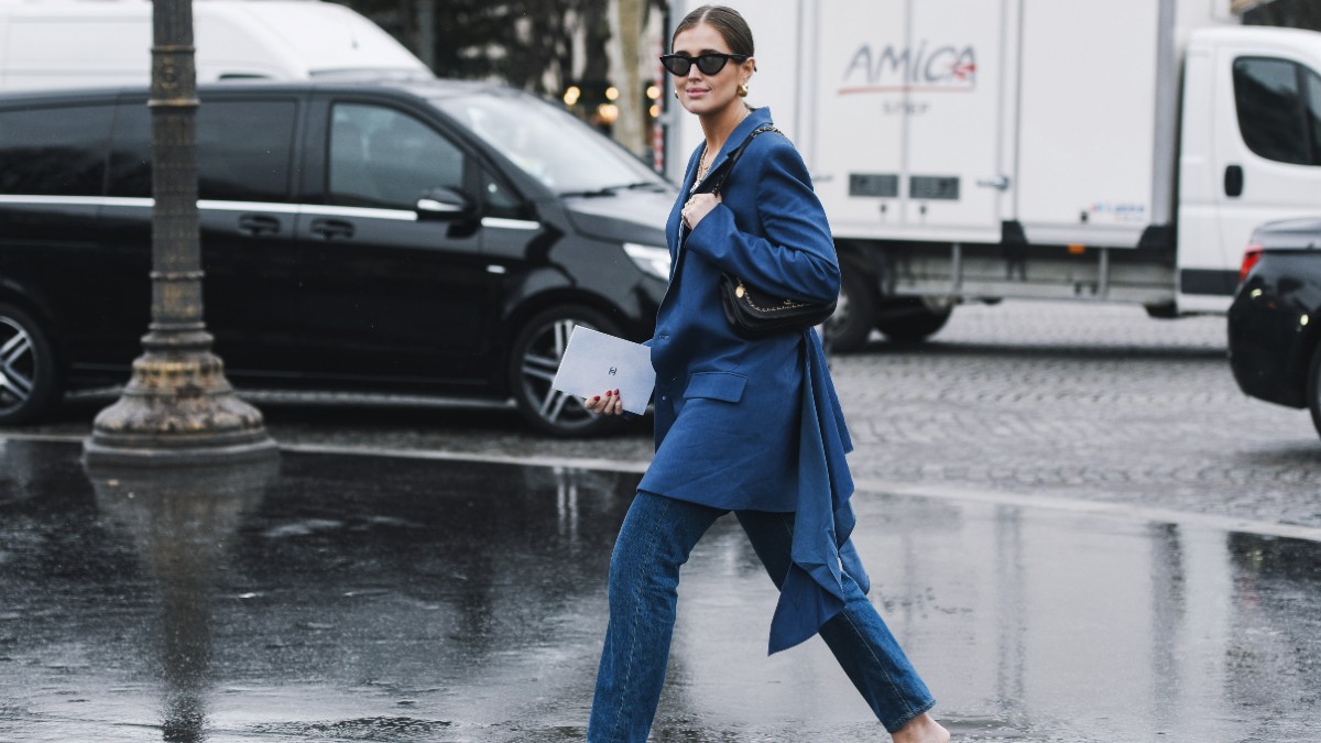 κοπέλα περπατάει στον δρόμο με skinny denim