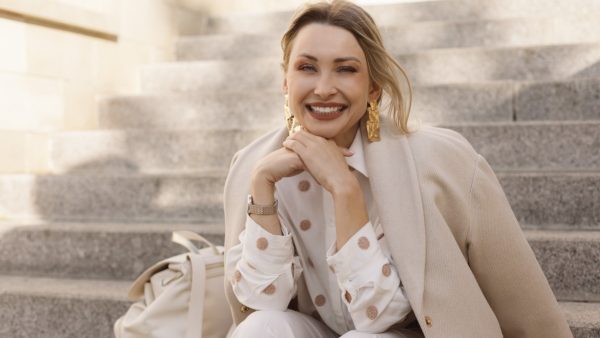 γυναίκα φοράει μεγάλα σκουλαρίκια