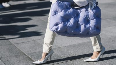 κομψά παντελόνια αντικαθιστούν το τζιν στο street style