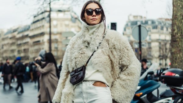 γυναίκα φοράει γούνα λευκή και παντελόνι λευκό