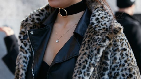 γυναίκα με λεοπάρ παλτό και δερμάτινο κολιέ