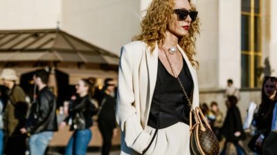 γυναίκα με λευκό κοστούμι αντί για τζιν