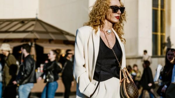 γυναίκα με λευκό κοστούμι αντί για τζιν