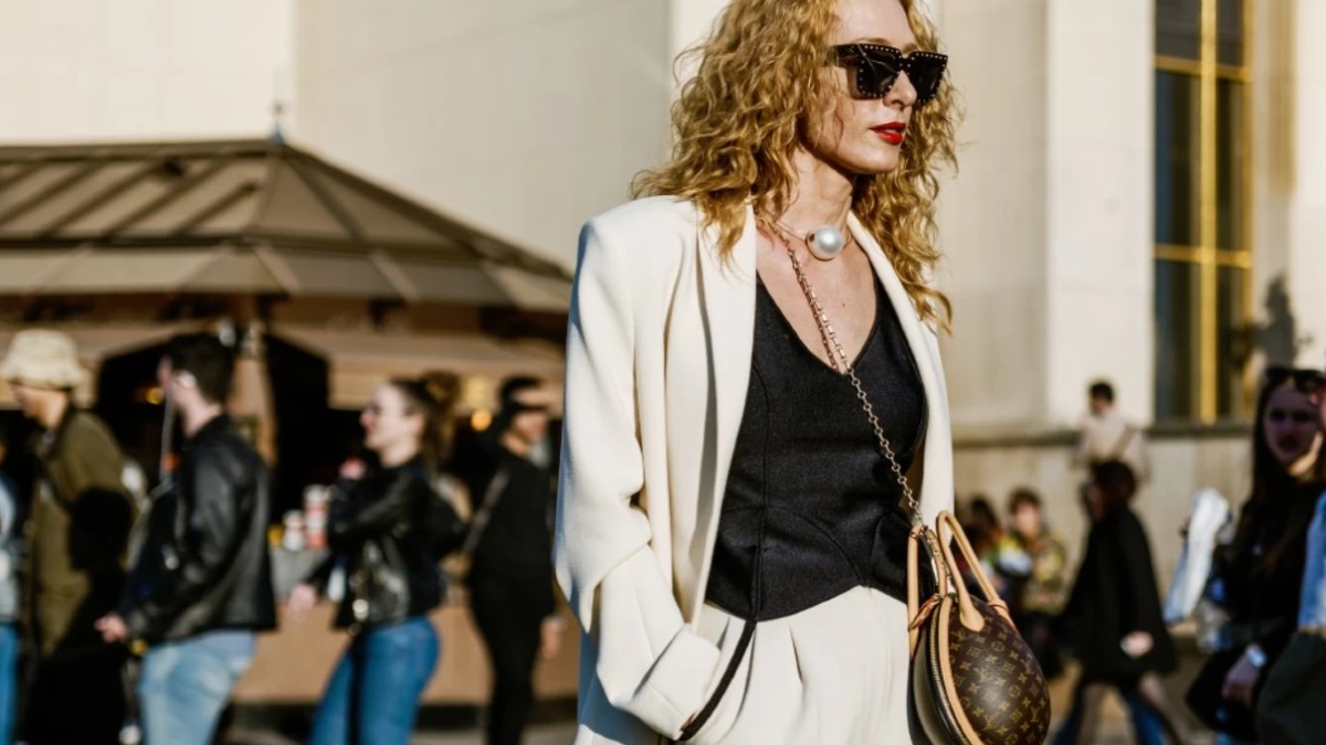 γυναίκα με λευκό κοστούμι αντί για τζιν