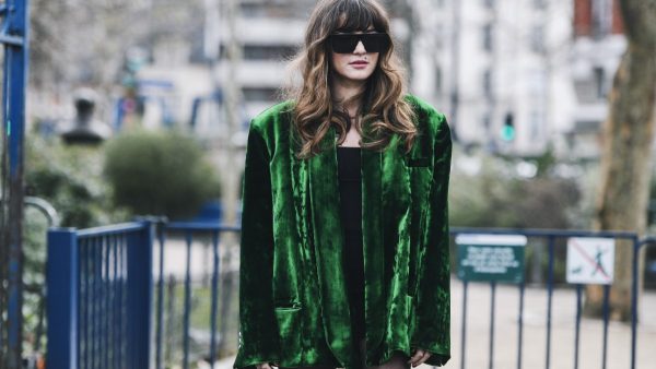 Γυναίκα με πράσινο σακάκι στο street style