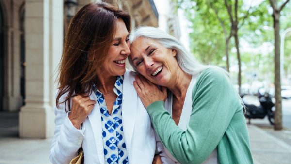 γυναίκες πάνω από 50 ετών γελάνε