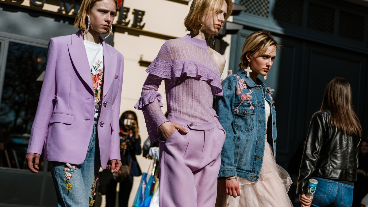 γυναίκες τζιν και αξεσουάρ στο street style