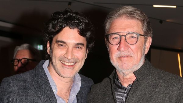 Ο Χριστόφορος Παπακαλιάτης αγκαλιά με τον πατέρα του, Μανώλη