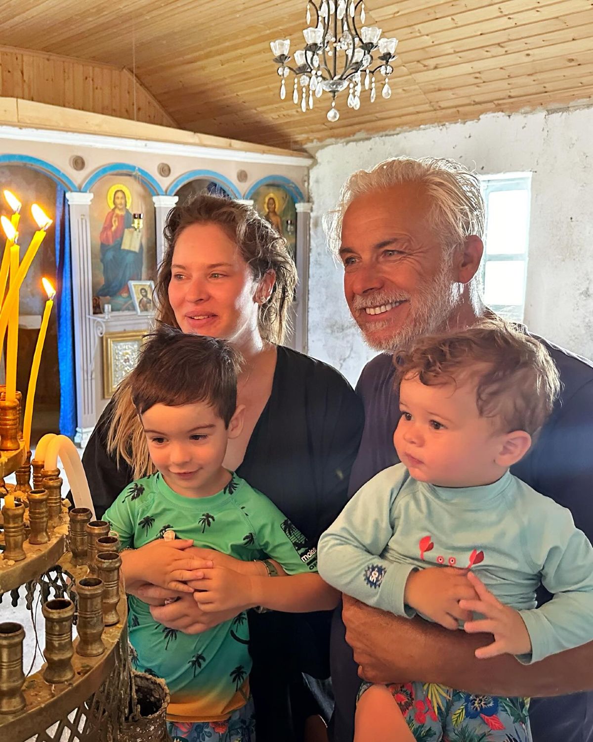 Ο Χάρης Χριστόπουλος με τα παιδιά του και την σύζυγό του Ανίτα Μπραντ