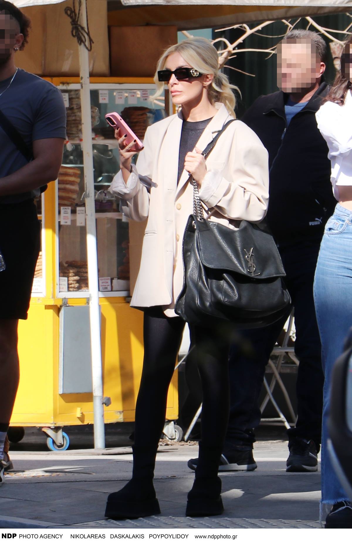 κατερίνα καινούργιου με μπεζ σακάκι στο κέντρο