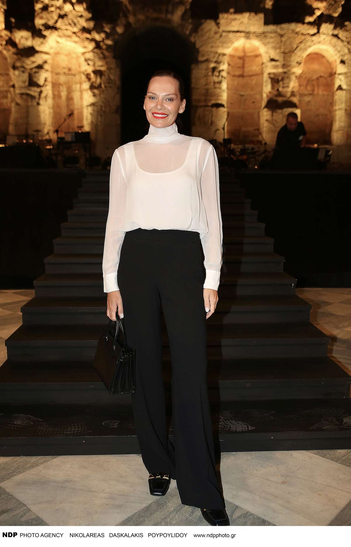 Η Υβόννη Μπόσνιακ σε βραδινή έξοδο με λευκό πουκάμισο