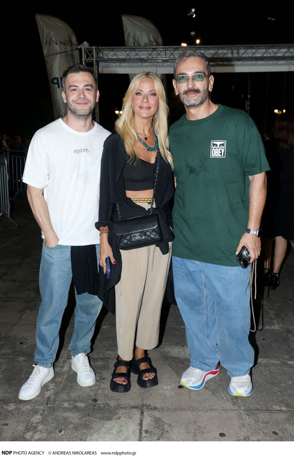 Η Ζέτα Μακρυπούλια με φίλους της στο Καλλιμάρμαρο