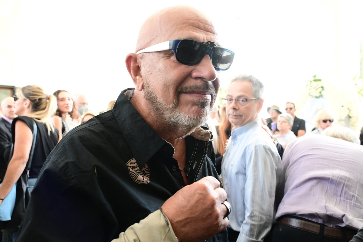 Ο Γιάννης Ζουγανέλης στην κηδεία του Μίμη Πλέσσα