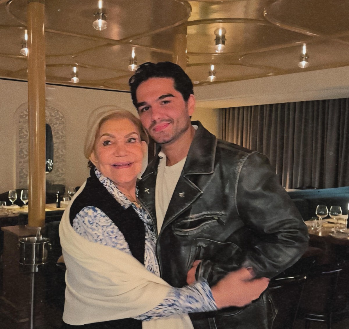 Ο Χρήστος Μάστορας αγκαλιά με την Μαρινέλλα