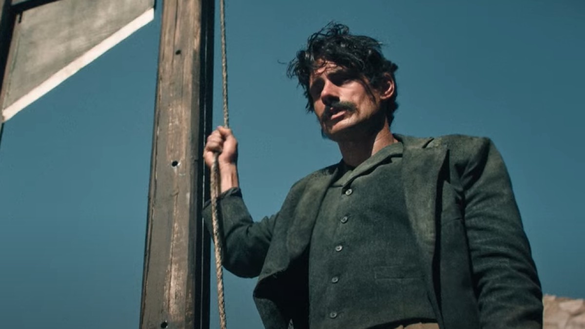 Ο Πάνος Βλάχος σε σκηνή της σειράς "17 Κλωστές"