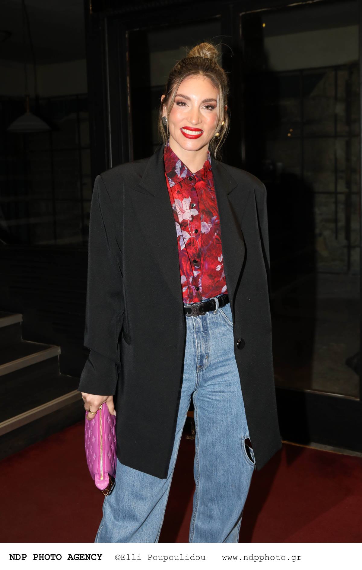 Η Αθηνά Οικονομάκου με τσαντάκι Louis Vuitton