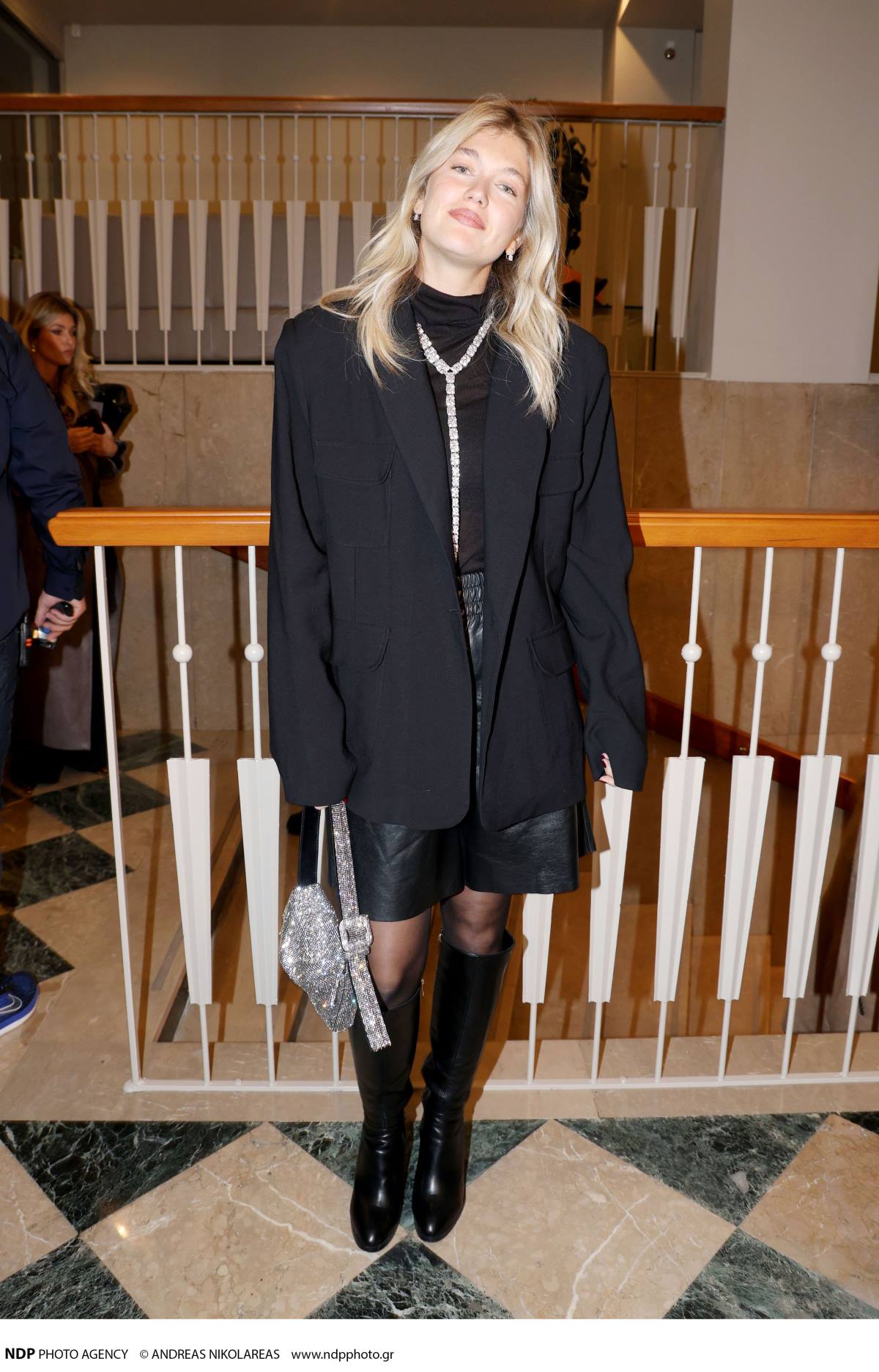 Η Κλέλια Ανδριολάτου με μαύρη δερμάτινη βερμούδα σε έξοδό της