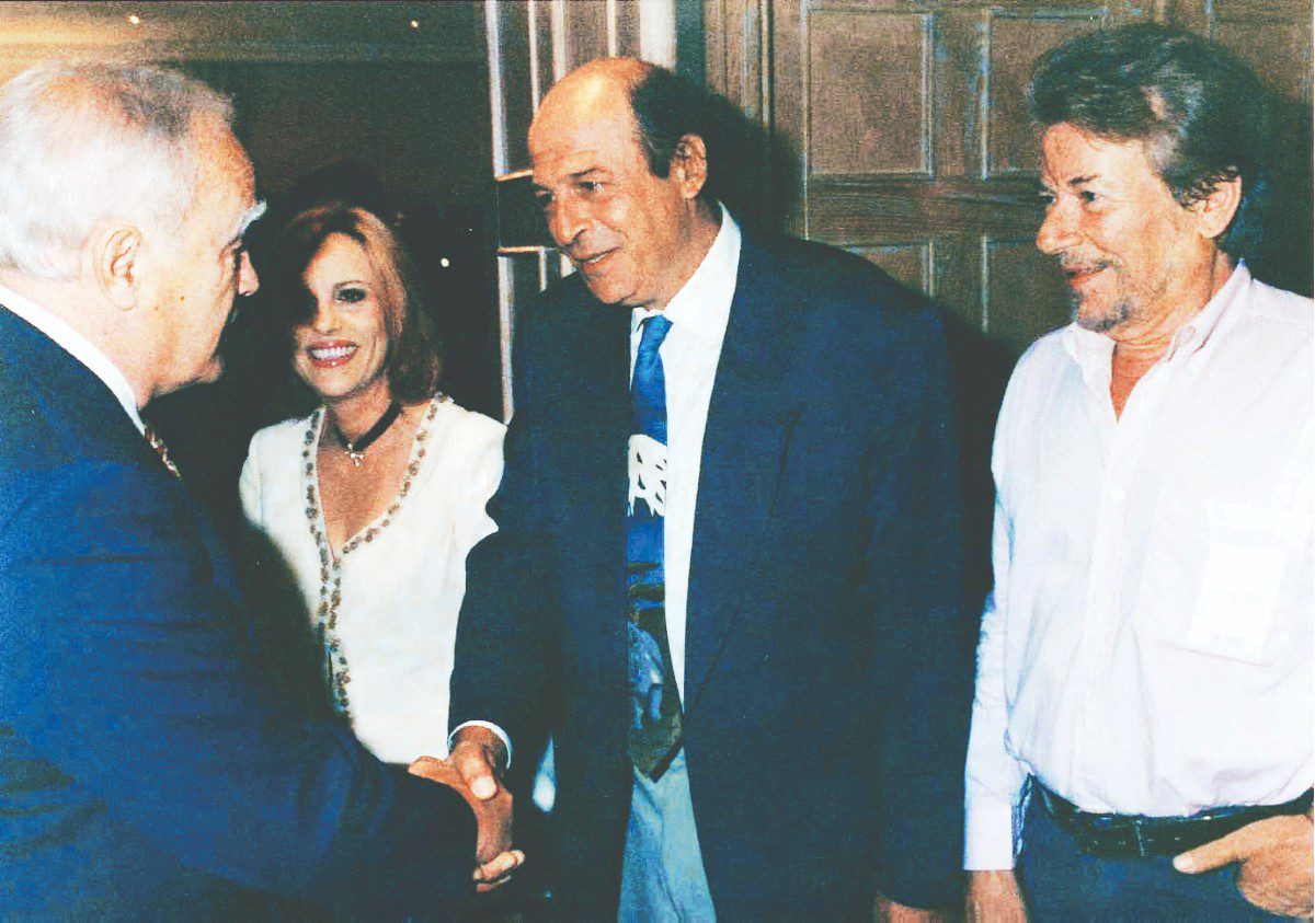 Ο Μανουσάκης δέχεται συγχαρητήρια από τον Κάρολο Παπούλια για τη σειρά «Άγγιγμα ψυχής». Στο πλευρό του η Λόλα Νταϊφά και ο Πέτρος Φυσσούν