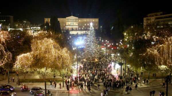 Λάμψη στην Αθήνα: Άναψε το Χριστουγεννιάτικο Δέντρο – Δείτε φωτογραφίες