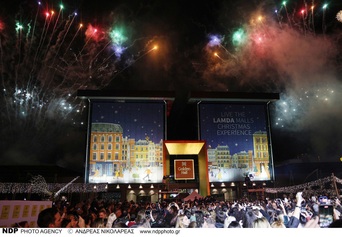 Το άναμμα του δέντρου στο Golden Hall