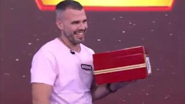 Αντώνης Γιαζιτζόγλου – Συγκινεί ο παίκτης του Deal με το τεχνητό μέλος